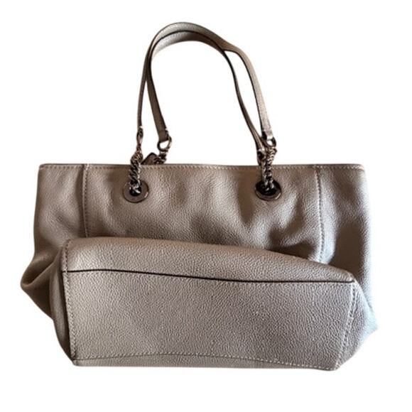Coach Pebble Leather Gallery Shoulder Tote – Taupe Grey – Chain Strap Detail - Picture 5 of 11